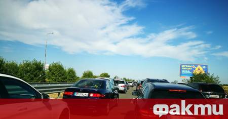 Обърнал се автовоз блокира движението на Тракия Образувала се е
