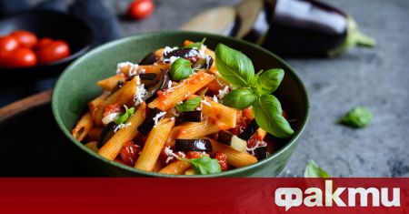 Необходими продукти: Макарони – 200 гр. доматен сос шепа маслини