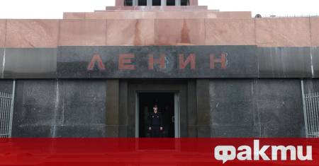 На 24 януари 1924 г умира Ленин Трупът му е