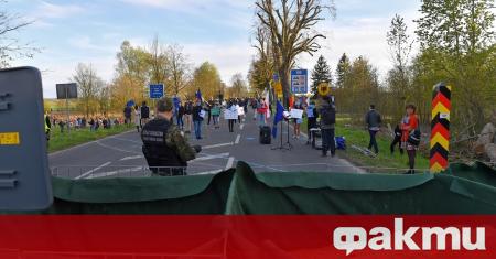 Стотици жители на граничните области между Германия и Полша излязоха