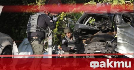 Израелски полицаи днес застреляха палестинец който се опита да ги