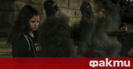 Протестиращи срещу правителството и главния прокурор тази вечер демонстрираха пред