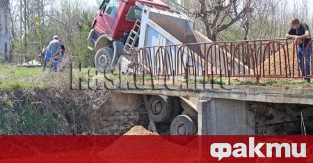 Мост в хасковското село Клокотница се срути докато по него