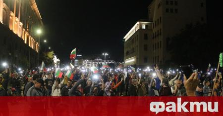Протестът срещу правителството и главния прокурор продължава 75-a поредна вечер.