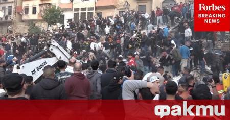 Най малко петима души загинаха при срутването на сграда в