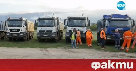 Тежка техника влиза в наводнените села в Карловско 20 служители