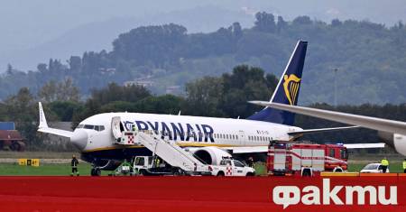 Самолет на авиокомпанията Райънеър Ryanair кацна снощи извънредно в Южна