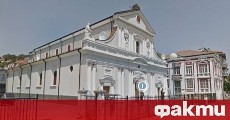 Скеле огражда католическата църква Свети Лудвиг в Пловдив а част
