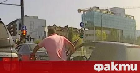 Агресивен шофьор беше заснет да раздава юмручно правосъдие на светофар