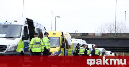 Вечерта край стадион Вила Парк в Бирмингам премина под засилено