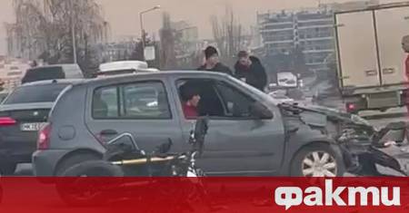 Лек автомобил и моторист се удариха на кръстовището пред УНСС