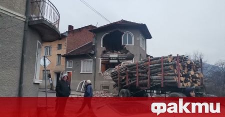 Камион с дървен материал събори част от къща в Белица.