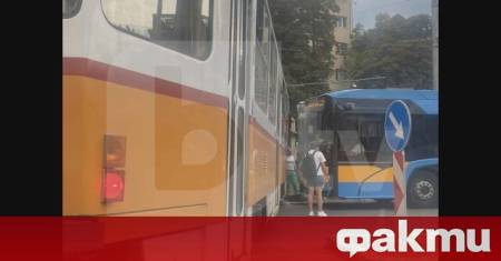 Тролей и трамвай се удариха в района на площад Руски