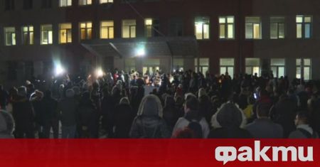 Най-малко 400 души се събраха пред болницата във Враца на
