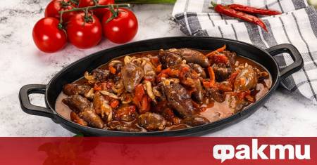 Необходими продукти 500 г пилешки сърца 1 глава лук 1