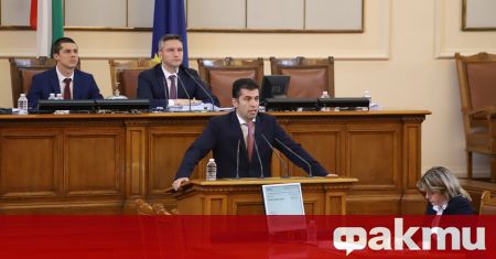 Премиерът Кирил Петков говори пред журналисти в кулоарите на парламента