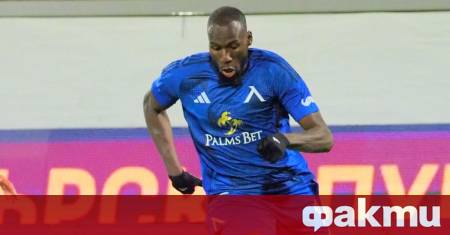 Голмайсторът на Левски Мустафа Сангаре остава в отбора въпреки силното