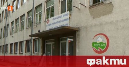 Украински и български доброволци боядисват сградата на бившата Белодробна болница