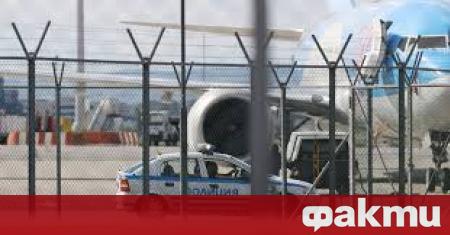 Трима души са задържани от Граничната полиция на летище София