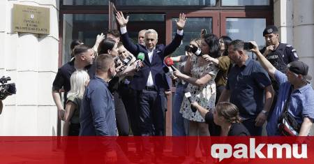 Бившият кандидат за президент на Румъния Калин Джорджеску се яви