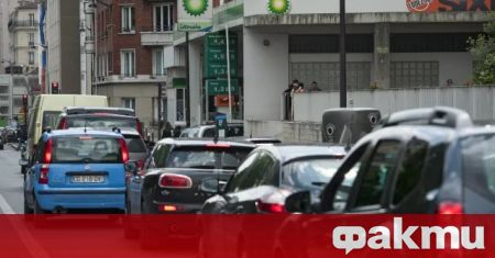 Дълги опашки от коли се извиха пред бензиностанции във френската