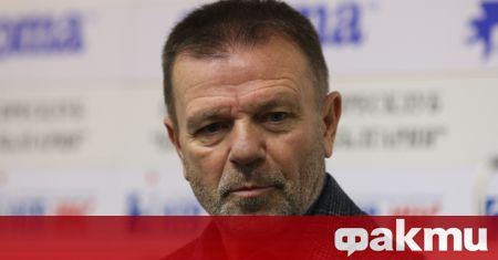 Треньорът на ЦСКА Стойчо Младенов говори пред медиите преди заминаването