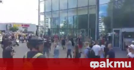 Посетителите на столичния Bulgaria Mall се евакуират, научи bTV. Включени