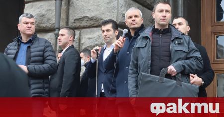 Премиерът Кирил Петков отиде при протестиращите срещу антиCOVID мерките пред