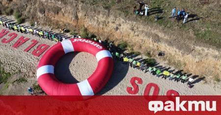 Активисти на Грийнпийс от България и Румъния разпънаха огромен спасителен