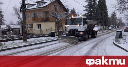 През нощта са извършени обработки със смеси против заледяване в