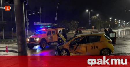 Тежка катастрофа между лек автомобил и такси е станала тази