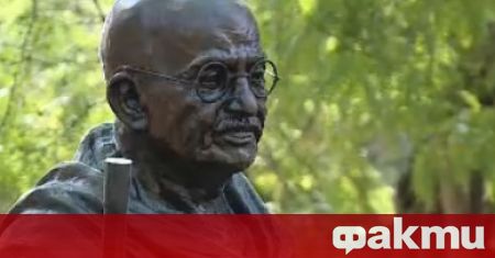 Вандали посегнаха на паметника на Махатма Ганди който беше открит
