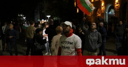Протестът срещу правителството и главния прокурор продължава за 74 a вечер