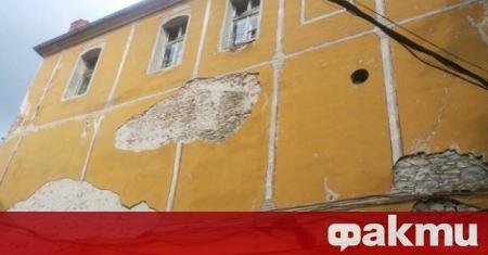 Започва дългоочакваният ремонт на Жълтото училище в Пловдив Сградата която