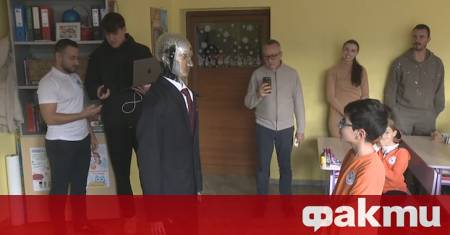 Първият български хуманоиден робот Робърт посети столичното 119 о СУ