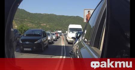 Гръцки фермери блокираха с тракторите си границата между България и