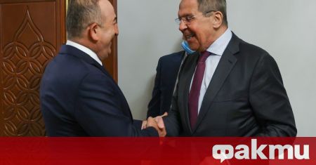 Турският министър на външните работи Мевлют Чавушоглу разговаря по телефона