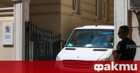 Ден след като двама столични районни кметове и двама общински