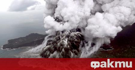 Вулканът Анак Кракатау в Индонезия изхвърли стълб от пепел висок