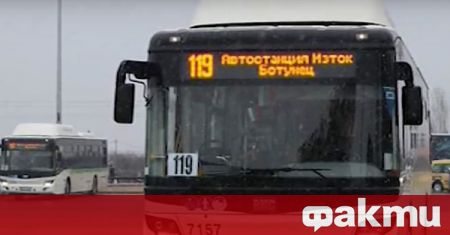 Шофьор на автобус от градския транспорт в София, движещ се
