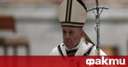 Папа Франциск отслужи великденско богослужение тази вечер в почти празната