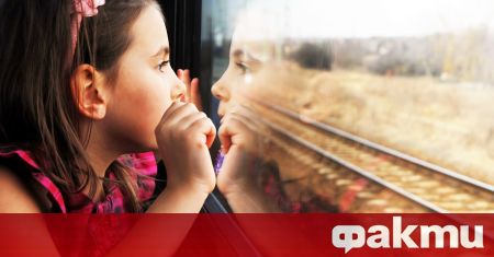 30 деца останаха девет часа в блокиран в полето влак