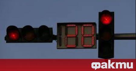 Край с предупредителното мигане на светофарите в София Експеримент на