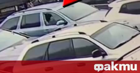 Лидерът на Възраждане Костадин Костадинов съобщи че стъклото на автомобила