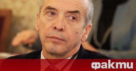 Снимка на която е заснето как ваксинират доц Атанас Мангъров