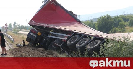 Катастрофа между два тира на пътя София-Ботевград, съобщиха от МВР.
