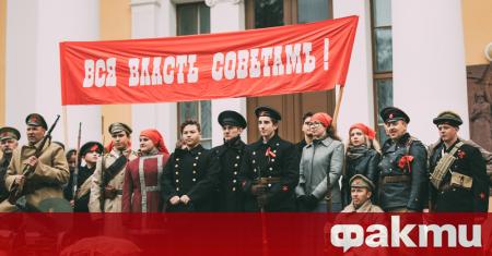 На 7 ноември 1917 г. започва Октомврийската революция в Русия.