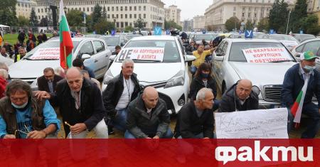 Автоинструкторите излязоха на национален протест на площад Батенберг в София