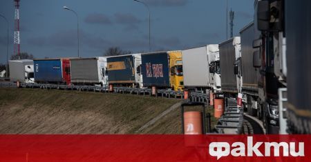 Дълга опашка от камиони се образува на границата между Полша