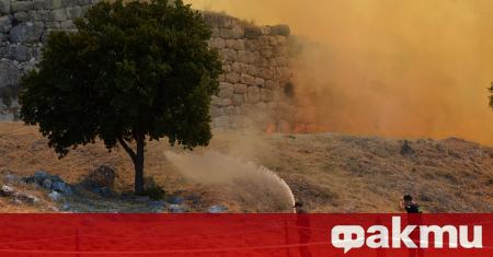 Силите на пожарната в Гърция от няколко часа се опитват